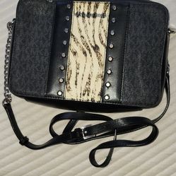 Michael Kors Cross Body Bag. 