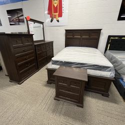 Queen Bedroom Set With Free Nightstand!