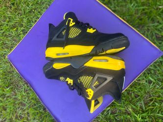 Nike Air Jordan 4 Retro 'Thunder' size 5.5y
