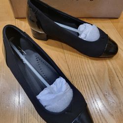 Trotters Women's Daisy Pumps Shoe Microfiber/Vegan Patent Black Size 5 M