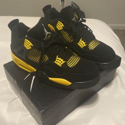 BLACK AND YELLOW JORDAN 4’s