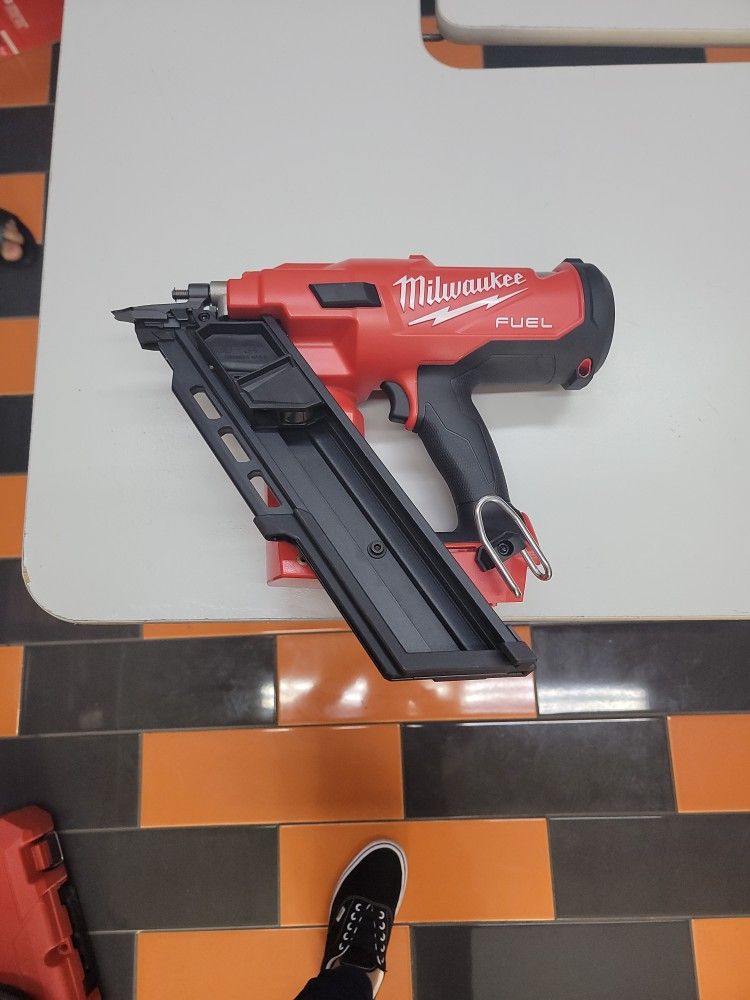 Milwaukee M18 Fuel 30 Degree Framing Nailer