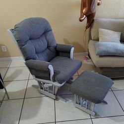 Rocking chair with rocking feet rest