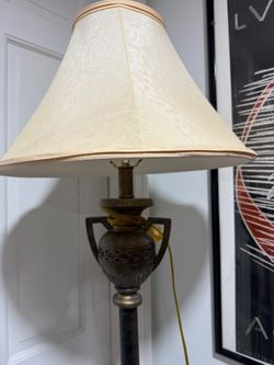 Floor lamp with lampshade