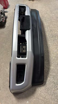 🚘 FRONT BUMPER – 2017–2020 FORD F-150 🚘 ✅ OEM – Original Equipment ✅ Complete with brackets ✅ Excellent condition – ready to install  💲 $499  📍 Pi