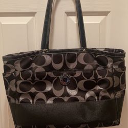 Like New Tote Coach Large No Signs Of Wear 