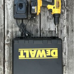 Dewalt DC759 18-Volt 1/2-Inch Cordless Drill/Driver with battery, charger and case. good condition!