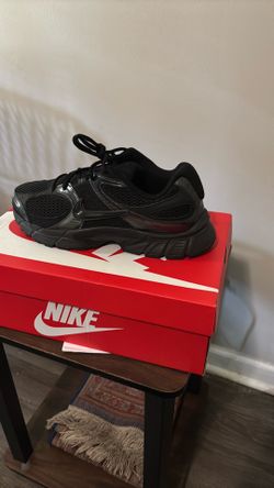Black Nike V5 size 10
