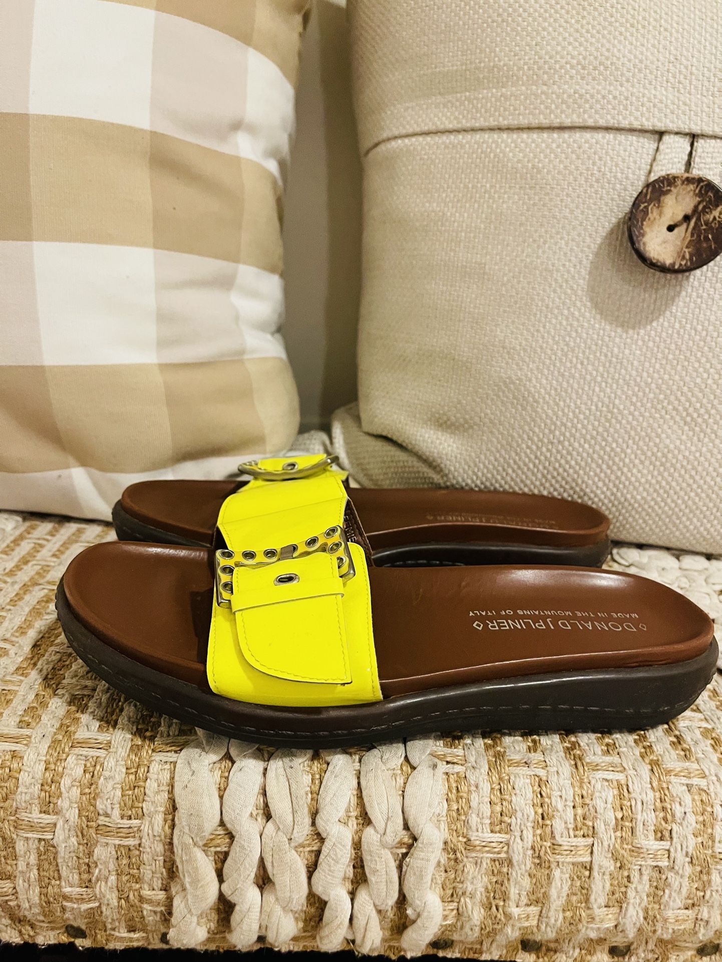Women’s Donald J Pliner Femie Slip On Sandals Size 8
