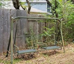 Pending pick up FREE metal swing for garden or patio