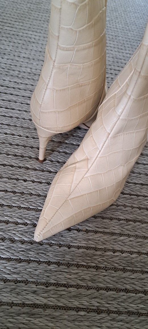 8.5 Woman Ivory Cream Boots Like New