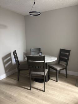 Round dining room table w/ 4 chairs