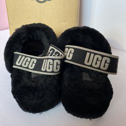 UGG W FLUFF YEAH SLIDE size 7  Or 6 1/2 Black 
