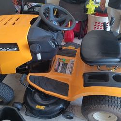 Cub Cadet XT1 42" Lawn Tractor Excellent Condition.