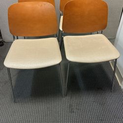 Set of 4 Midcentury Modern Style Dining / Conference Chairs By Bernhardt 