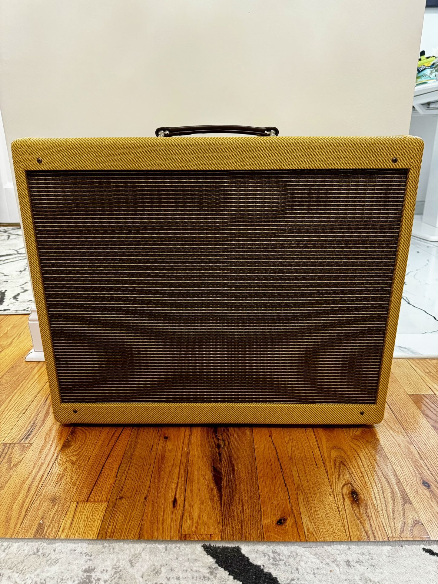 Avatar 212 Tweed Straight Closed Back cabinet with Celestion G12M Greenback and Celestion G12EVH. Total 50W. 8 ohms 