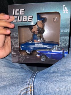 Ice cube bobble head