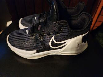 LeBron Witness 6
Black Dark Obsidian 4.5Y