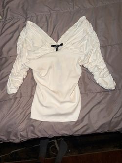 white BCBGMAXAZRIA V-neck top features striking ruched detailing along the 3/4 sleeves and a fitted ribbed bodice size S