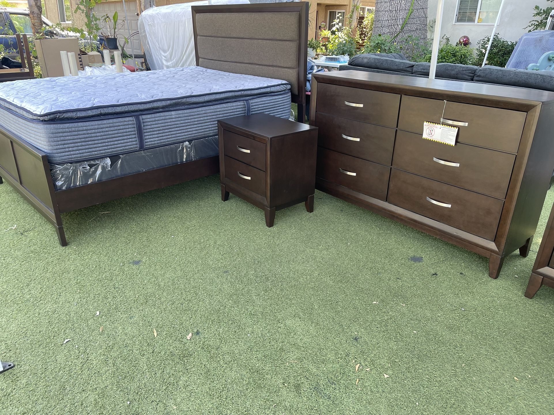 Queen bedroom set, barely used mattress, boxspring, bed, frame,set 2 dressers and nightstand