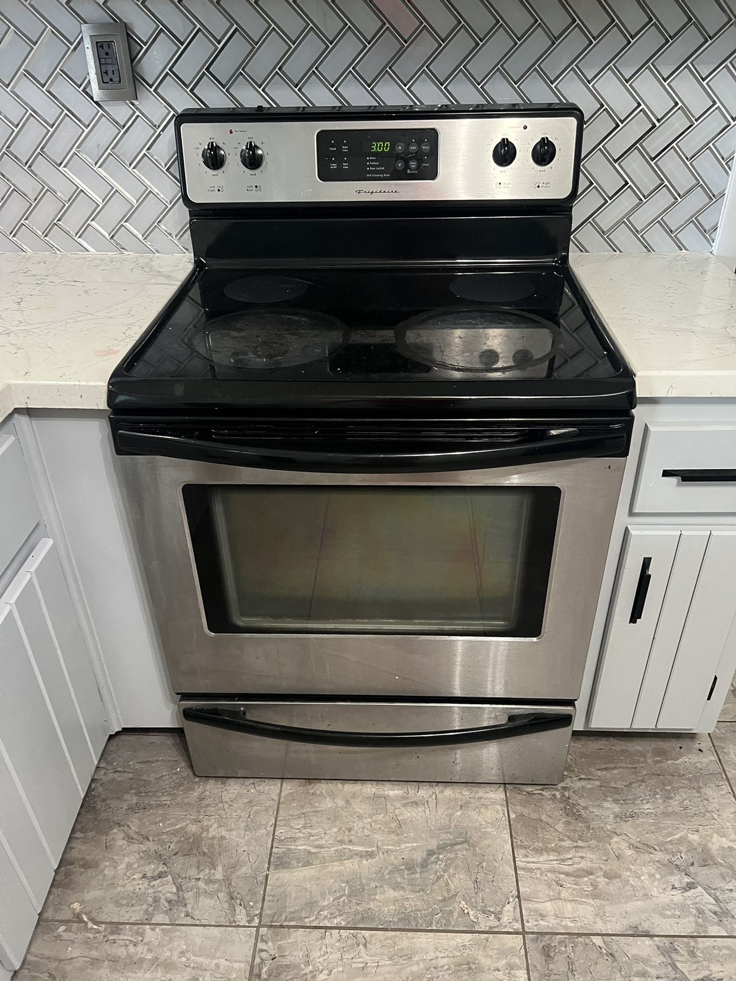 Kitchen Appliances Set , refrigerator, stove and microwave. Used but good condition.