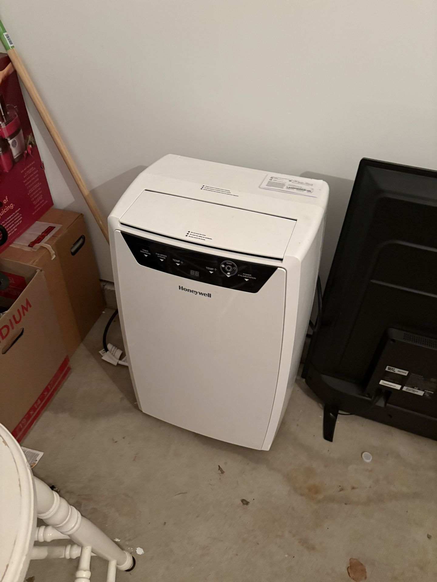 Honeywell 14,000 BTU Portable Air Conditioner for Bedroom, Living Room, Apartment, 115V, Cools Rooms Up to 700 Sq. Ft. with Dehumidifier & Fan, Contin