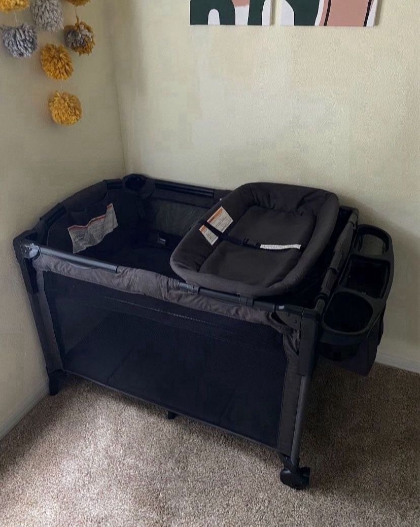 4-in-1 Pack & Play Bassinet Toddler Daybed With Added Mattress 