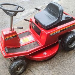 Excellent Condition! Murray 10 HP 30" Inch Riding Lawnmower!