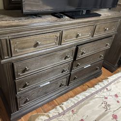 Dressers Set With Mirror