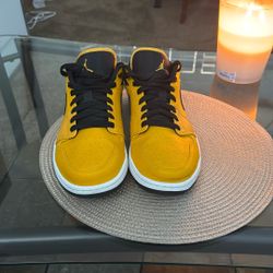 Air Jordan 1 Low University Gold Black