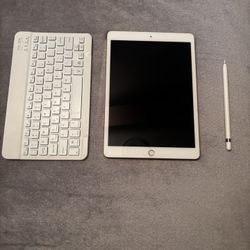 Ipad 8th gen w/ keyboard and apple pencil