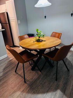Round Dining Table and 4 Chairs Set