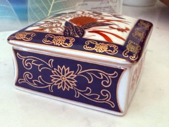 Vtg Japanese Imari Ware porcelain lidded square trinket box featuring cobalt blue, red, and gold gilt floral