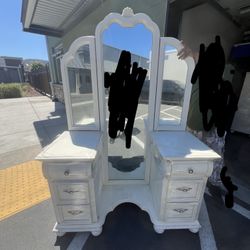 Victorian Style Trimirror Vanity And Drawer Set 
