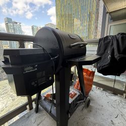 Compact Pit Boss / Traeger Smoker – Powerful, with Extras!