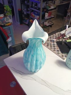 Vintage Venetian art glass vase, commonly attributed to Nora Fenton or produced in the Murano style. 
Key Characteristics
Style: Mid-century Italian h