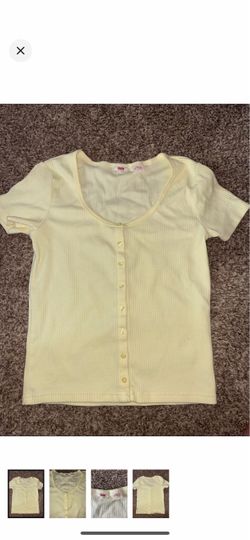 So small Levi’s short sleeve ribbed yellow button up top