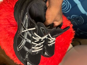 BLACK ASICS