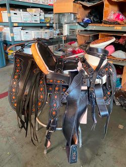 Nueva montura charra de cuero con fuste de mezquite