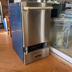 Kitchen Aid 15” Undercounted Icemaker.