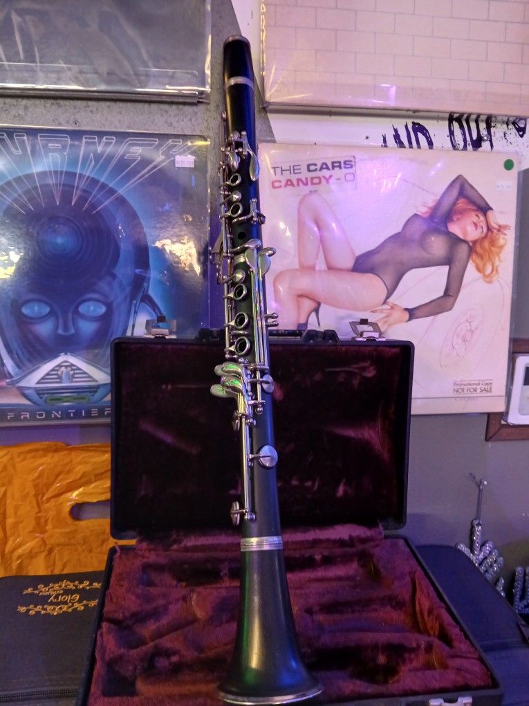 Armstrong Clarinet Model 1001 With Case 