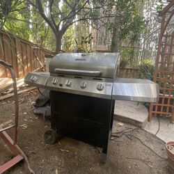 BBQ  CHAR-BROIL And Two Tanks ! 