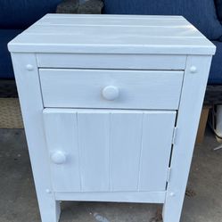 White End Table/ Nightstand
