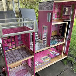 Used Dollhouse Excellent Condition 