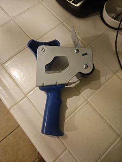 Shipping tape hand dispenser