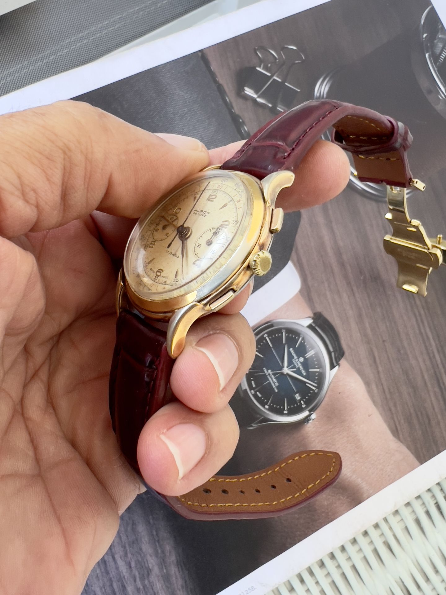 Chronograph – Switzerland, 1940 An exclusive 40 mm collector’s timepiece with manual movement. The dial displays a refined natural patina, a mark of a