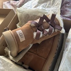 UGG Bailey Bow II Boots — Size 7