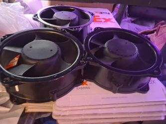 Set of 2 industrial-grade WZE-208-B-20 cooling fans. Each fan runs on 230V, with a strong airflow of 2750 m³/h. They’re in great condition, ideal for 