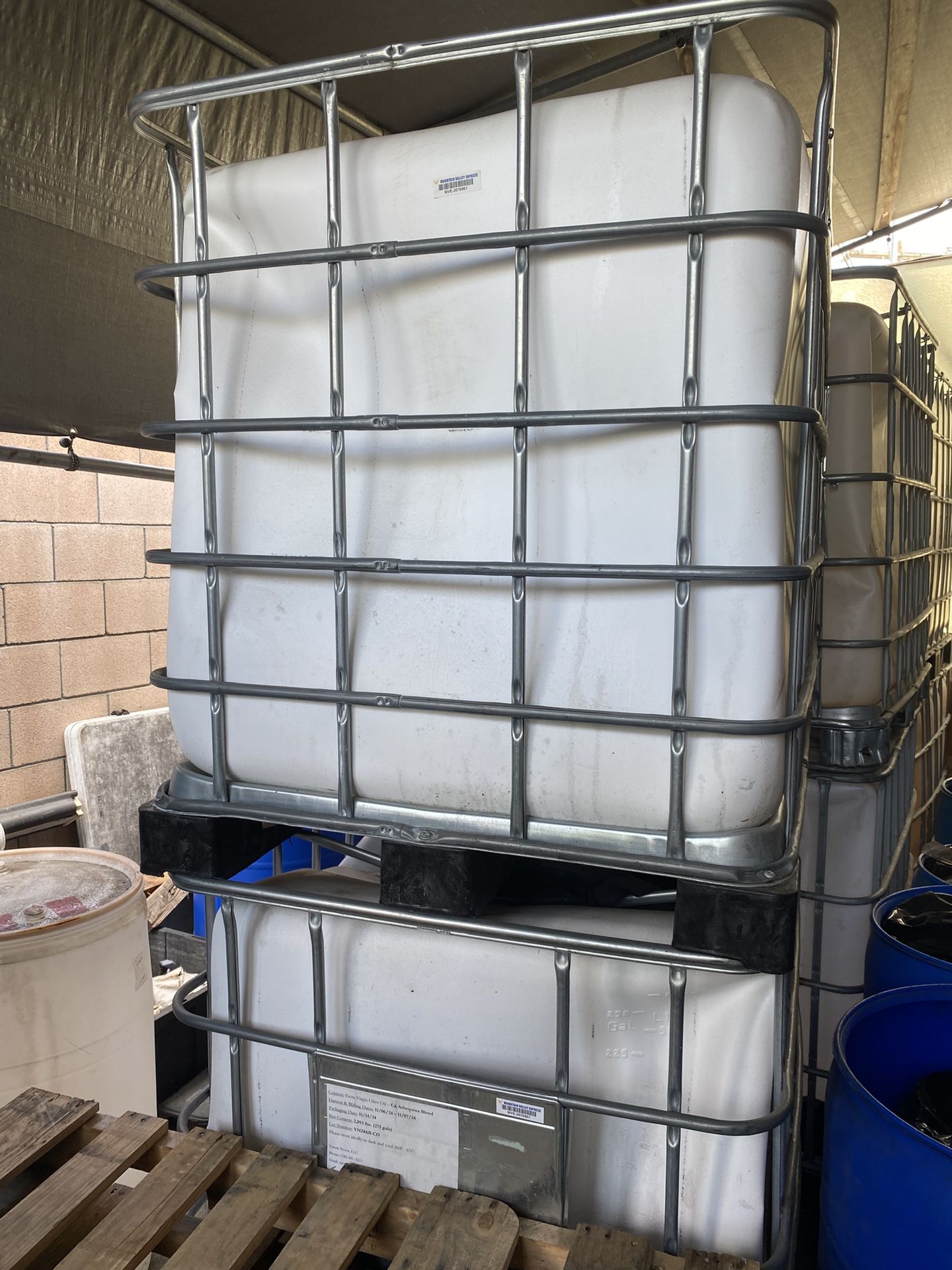 275 Gallon Totes And 55 Gallon Drums $30 And $10