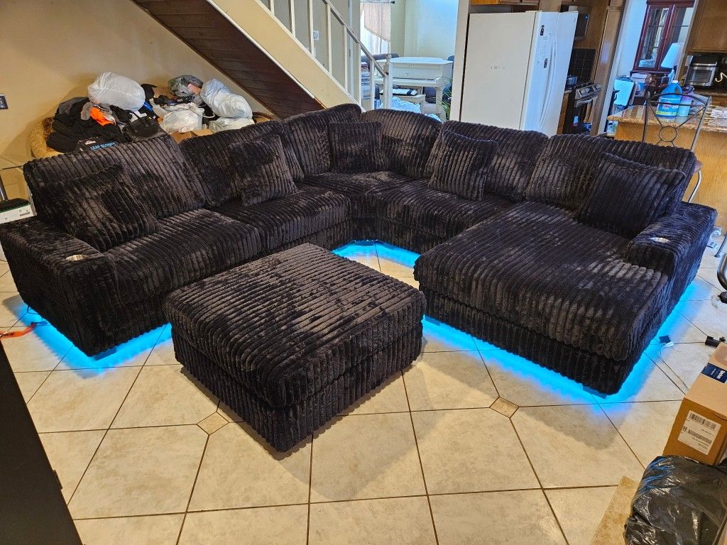 Gourges Sectional 6 Pcs W/ LED Light 2 Cup Holder $1399